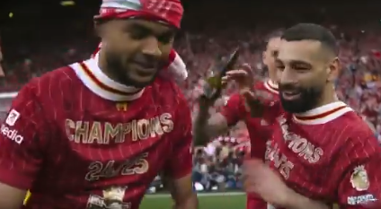 نونيز يسكب الخمر على رأس محمد صلاح ويثير الغضب، فيتو