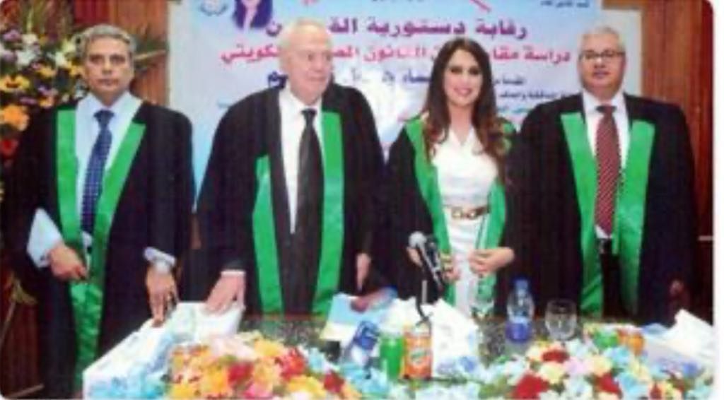 الباحثة رجاء جواد مع اللجنة الشرفة على رسالتها للدكتوراة