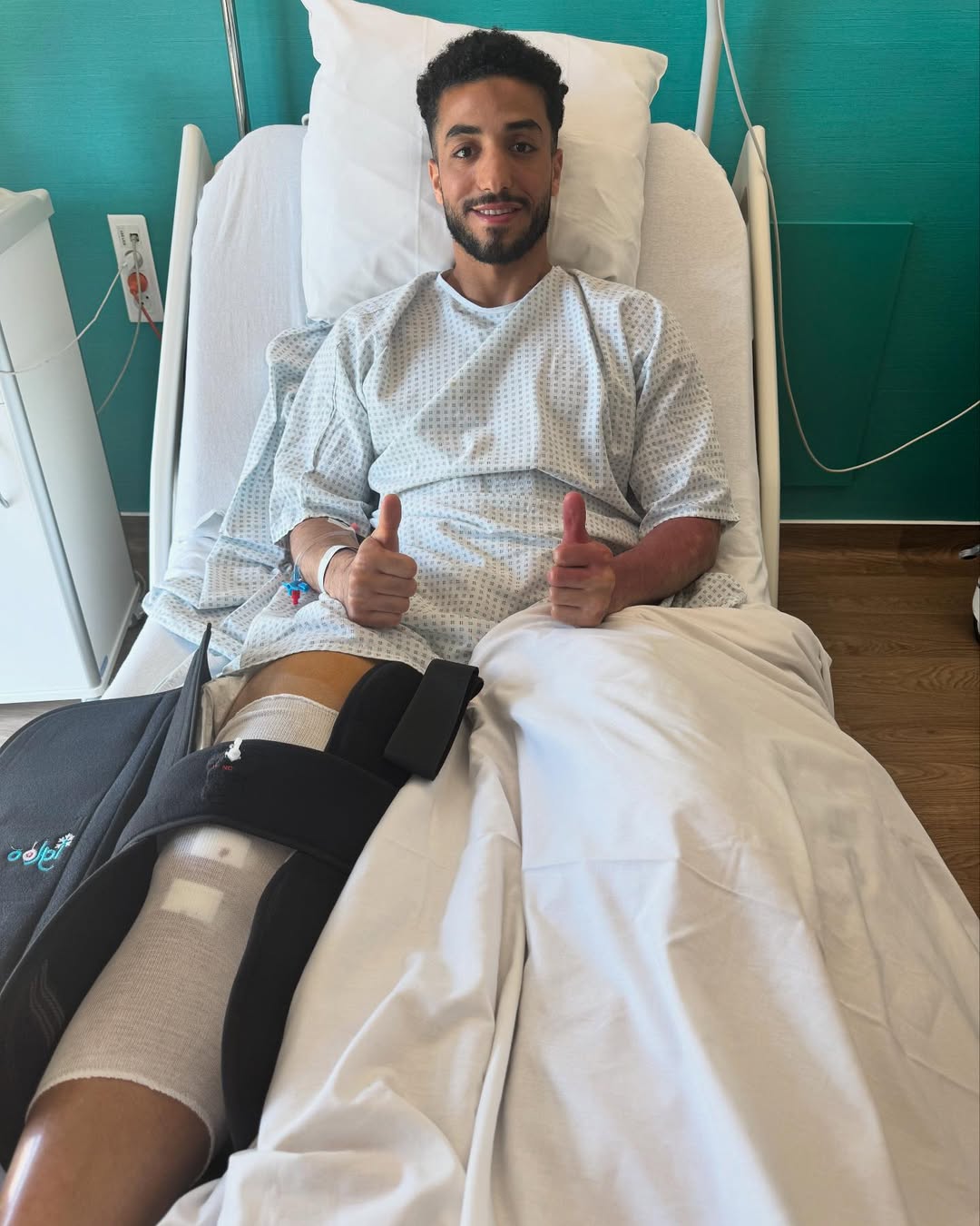 محمد عبد المنعم بعد إجرائه جراحة الرباط الصليبي
