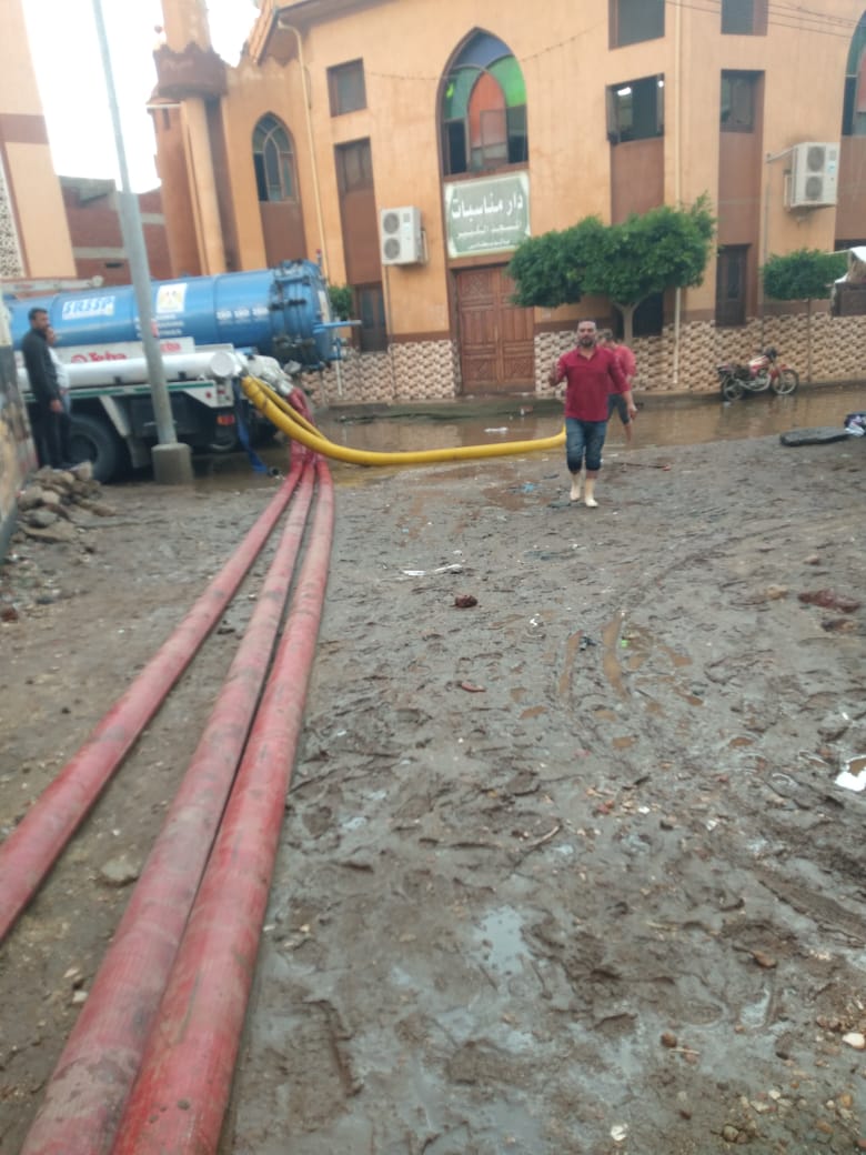 سحب مياه الأمطار المتراكمة بقرية الوسطاني بدمياط
