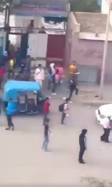 فيديو صادم يكشف سحل والتعدى على شاب أمام مدرسة&nbsp;
