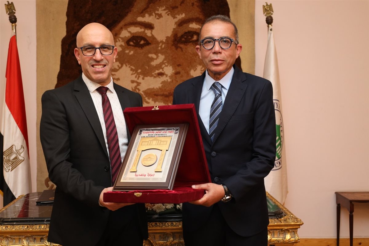 تعاون بين جامعتي مصر للعلوم والتكنولوجيا والأهلية الفرنسية