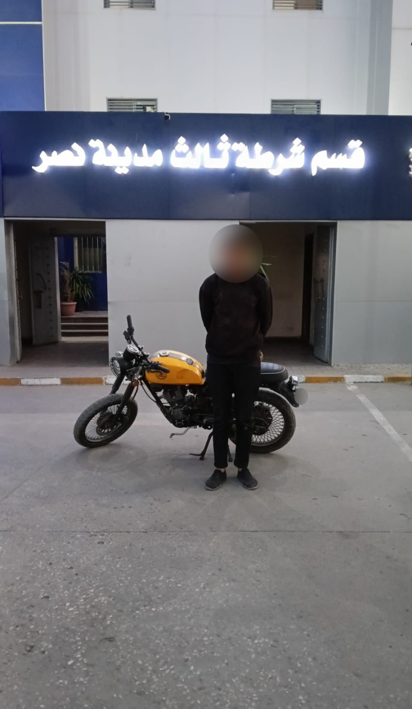 قائد دراجة نارية يتحرش بفتاة ويتعدى عليها فى مدينة نصر&nbsp;