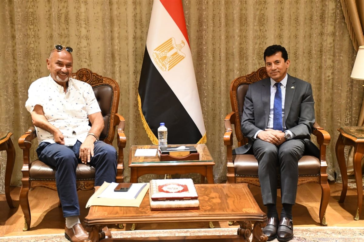 وزير الشباب والرياضة مع السباح خالد شلبي&nbsp;