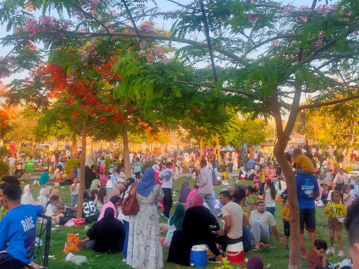 كثافة الزوار علي حدائق القناطر في العيد، فيتو