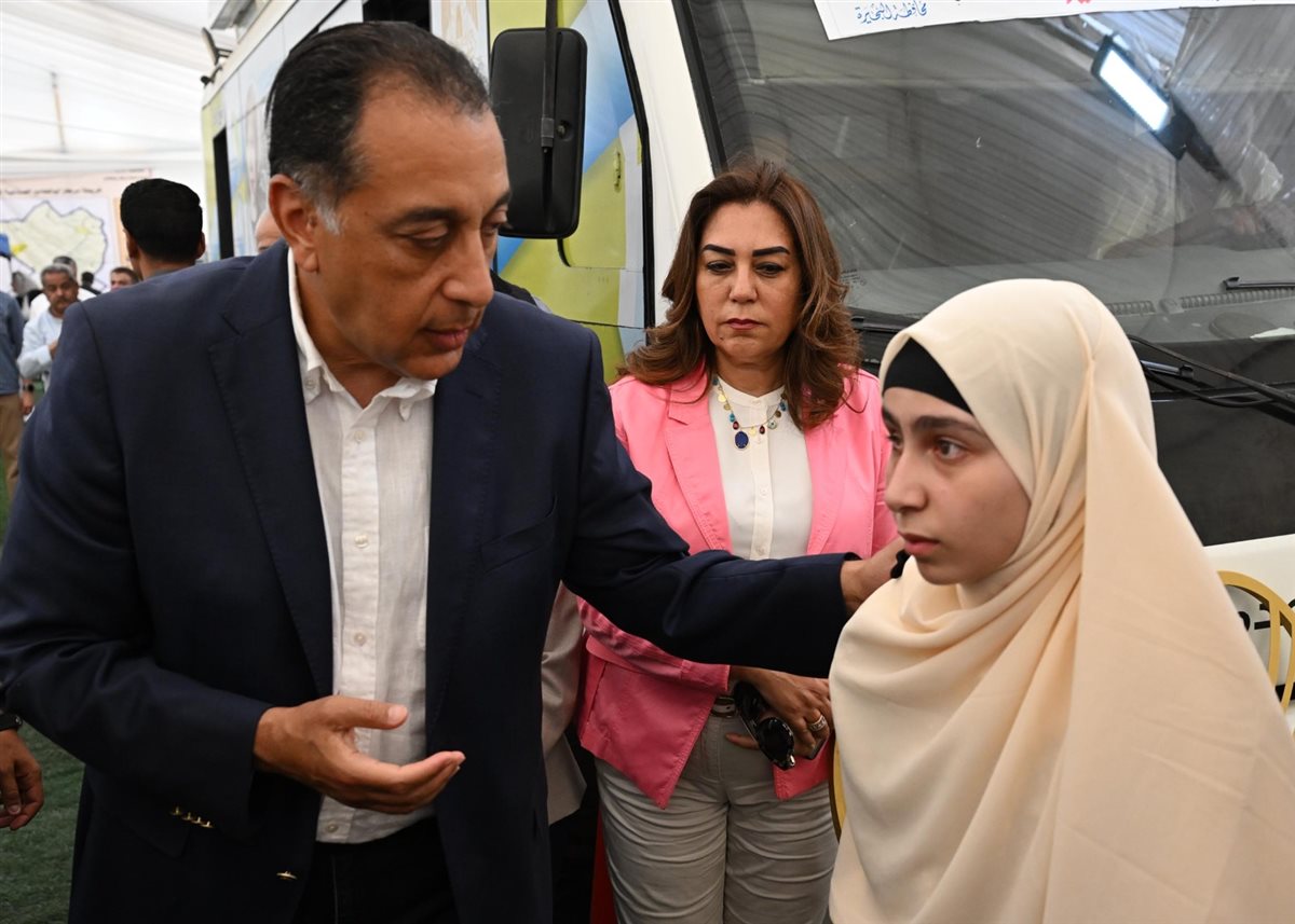 رئيس الوزراء يطمئن الطفلة &nbsp;ويوجه بتوفير الرعاية اللازمة لها