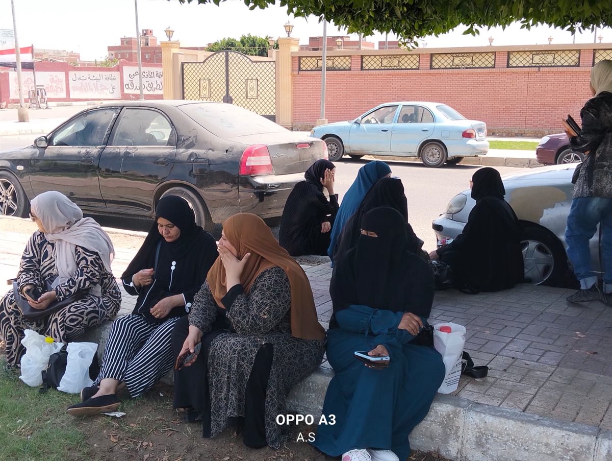 الأمهات خلال انتظار ابنائهن، فيتو