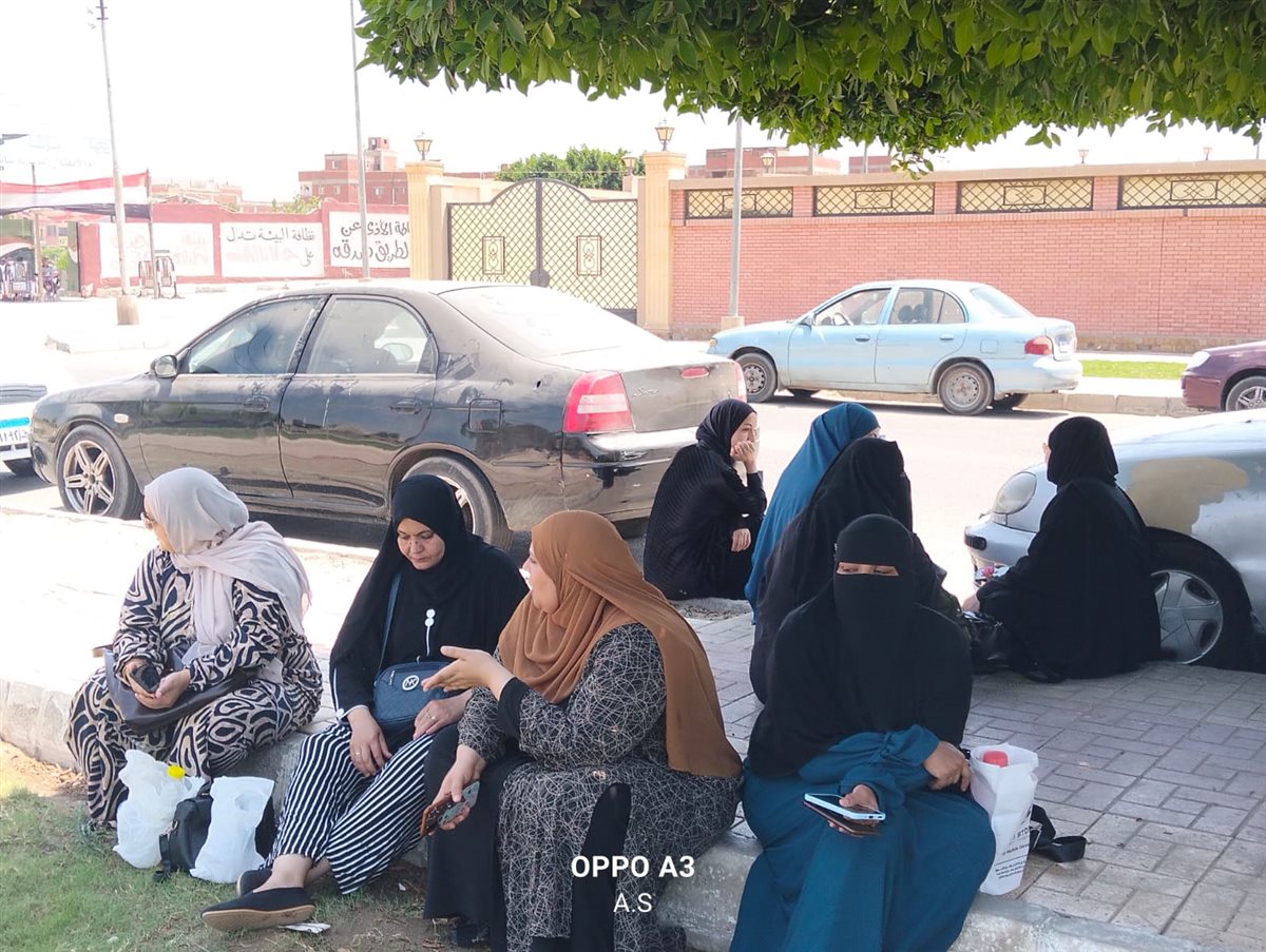 الأمهات خلال انتظار ابنائهن، فيتو