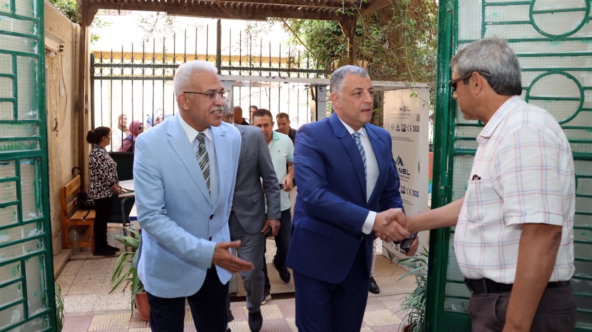 محافظ الإسماعيلية خلال الجولة، فيتو