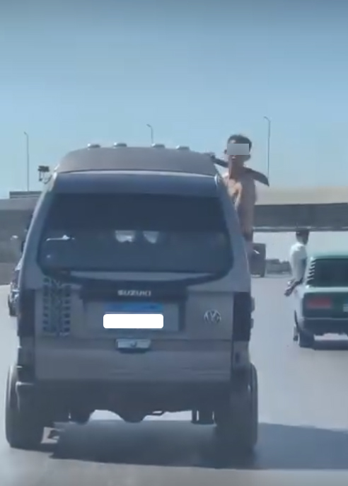 <strong>شاب مستهتر يثير الرعب في الطريق الصحراوي، فيتو</strong>