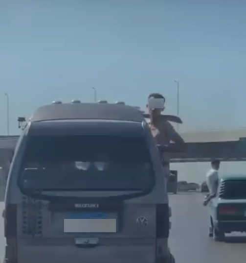 <strong>شاب مستهتر يثير الرعب في الطريق الصحراوي، فيتو</strong>