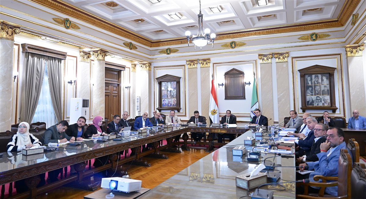 اجتماع لجنة المنشآت الجامعية بجامعة القاهرة&nbsp;