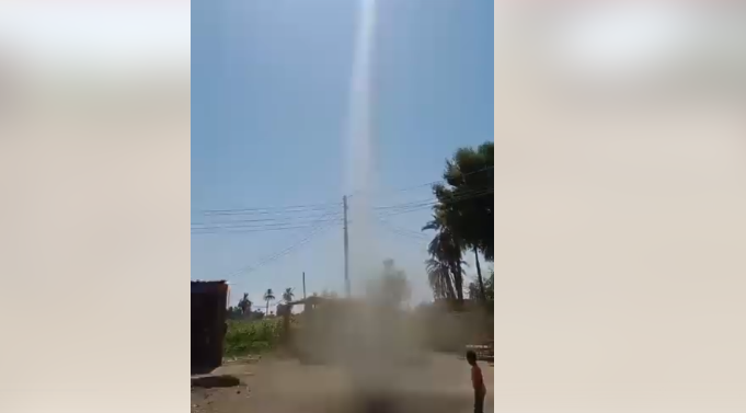دوامة الرياح ترتفع من الأرض للسماء، فيتو