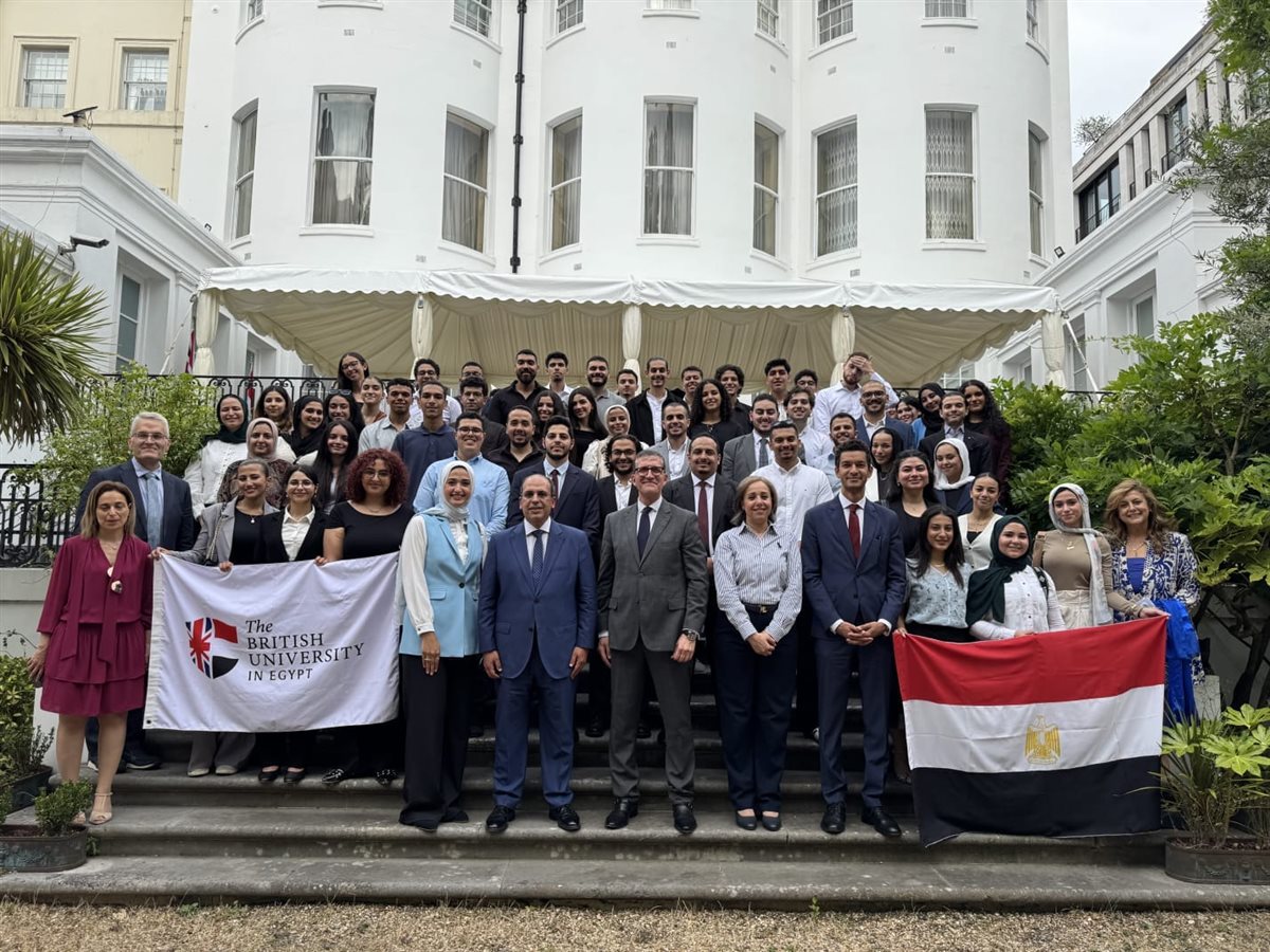 رئيس الجامعة البريطانية مع السفير المصري في بريطانيا