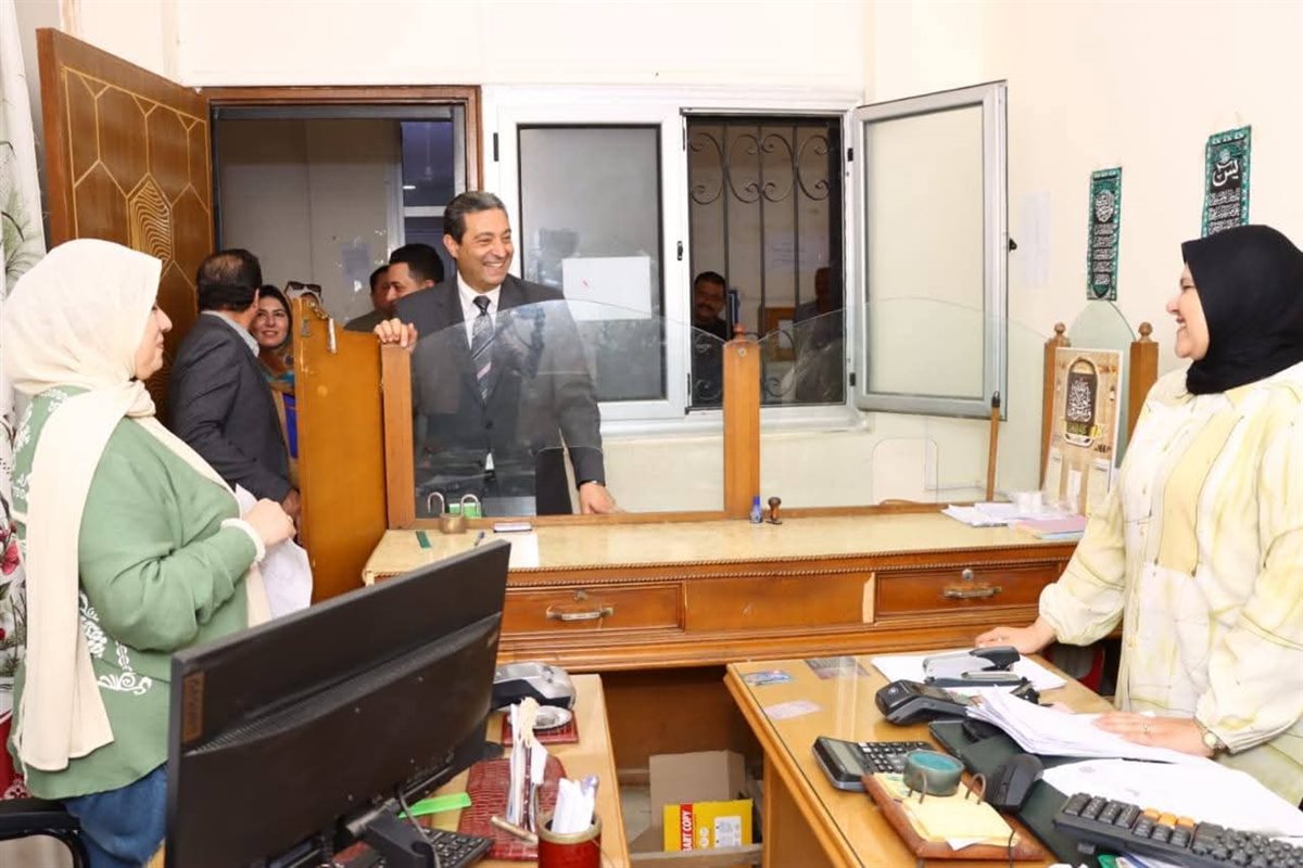 جولة المحافظ داخل المقر المؤقت لديوان عام المحافظة، بهدف متابعة سير العمل&nbsp;