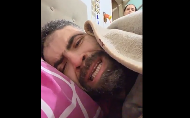 الشاب محمد شوقي يبكي من مرضه، فيتو