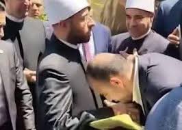 تقبيل يد وزيرالأوقاف