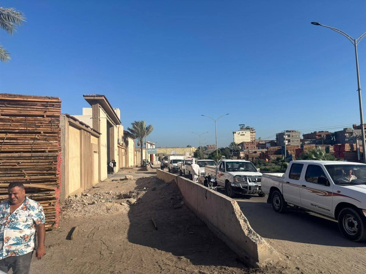السكرتير العام لمحافظة دمياط في حملة لازالة التعديات علي الطريق العام لمنع الحوادث