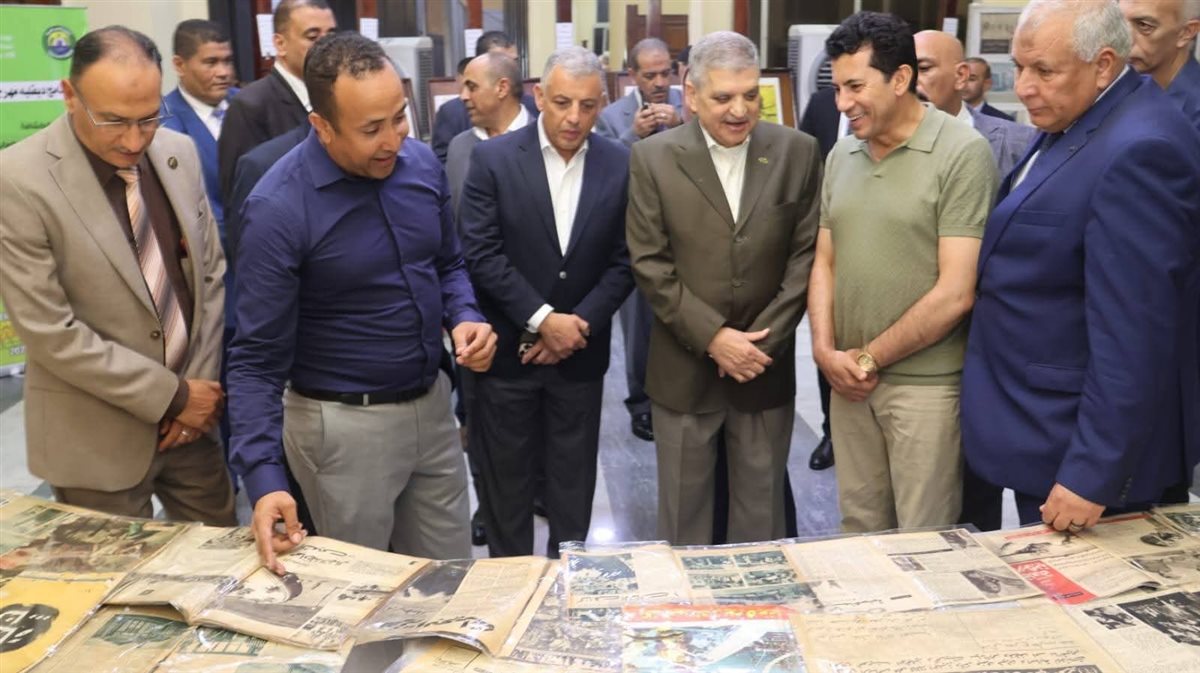 ضيوف المهرجان يتفقدون المعرض، فيتو