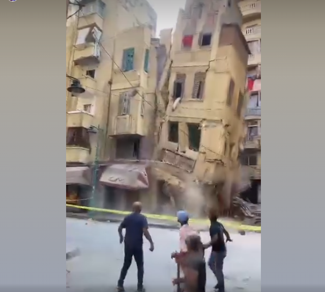لحظة إنهيار غقار قديم بحي الجمرك، فيتو
