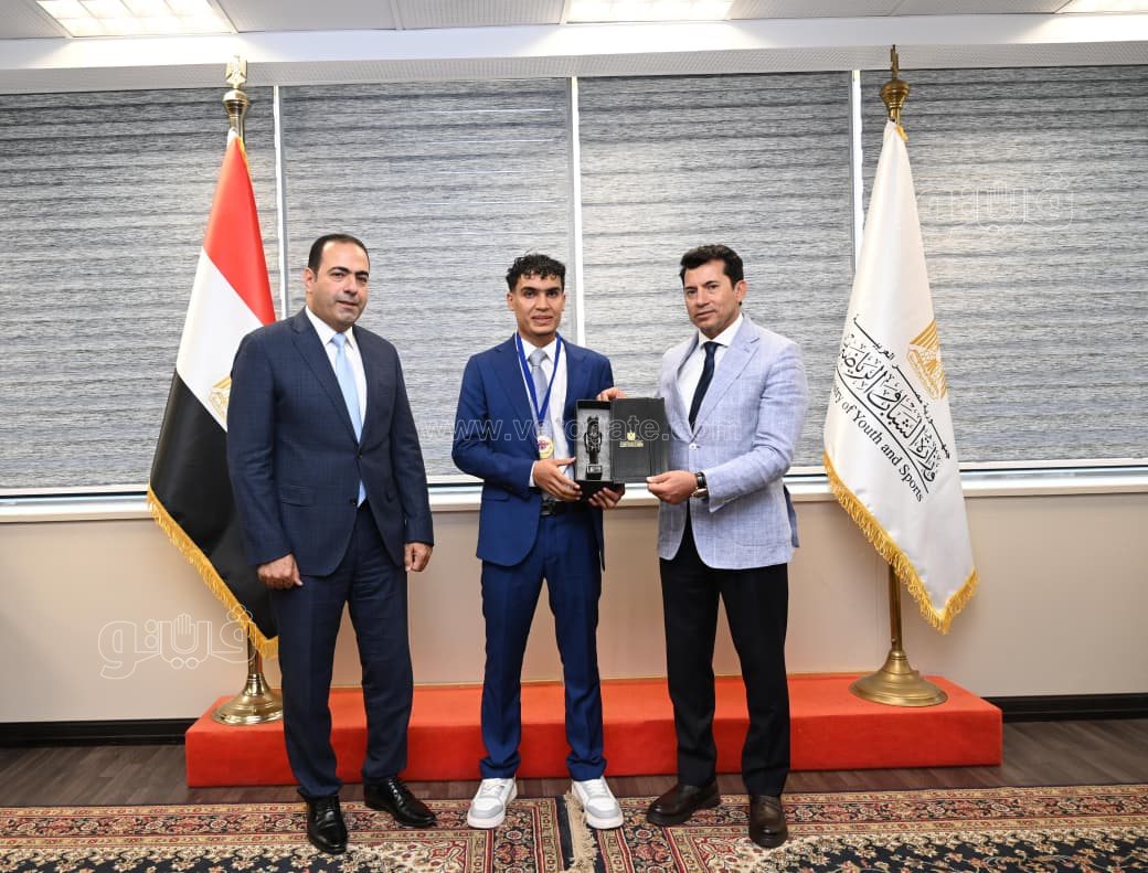 أشرف صبحي يلتقي بطل الكيك بوكس بعد اختياره تمثيل مصر على حساب إيطاليا