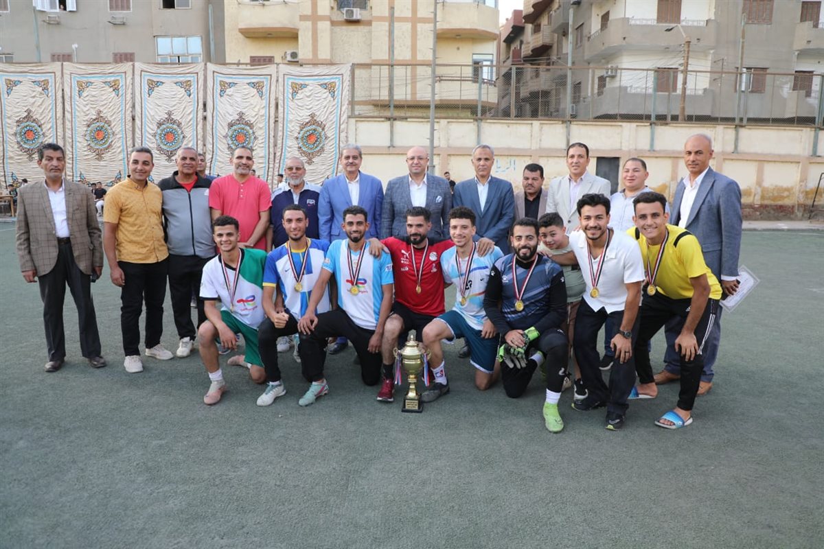 محافظ بني سويف مع فريق مركز شباب بلفيا
