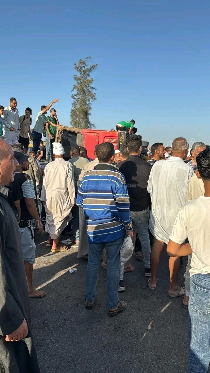 انقلاب أتوبيس عمال بمدخل طريق 
