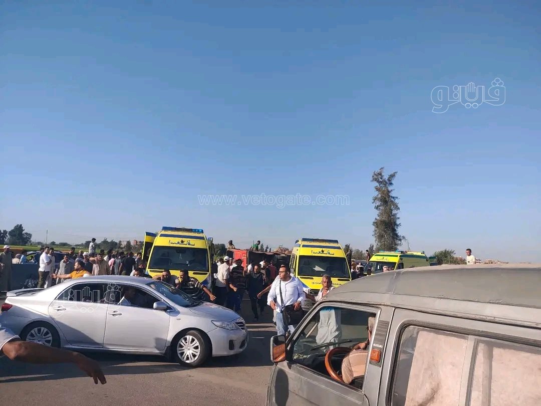 انقلاب أتوبيس عمال بمدخل طريق 