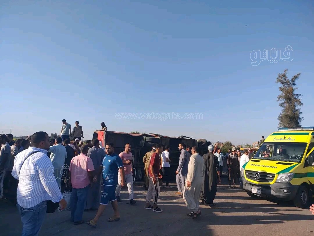 انقلاب أتوبيس عمال بمدخل طريق 