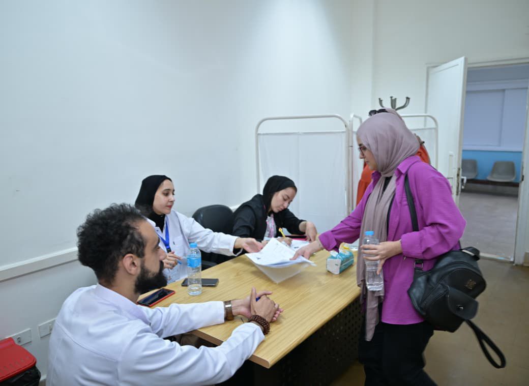 الكشف الطبي على الطلاب الجدد بجامعة القاهرة&nbsp;