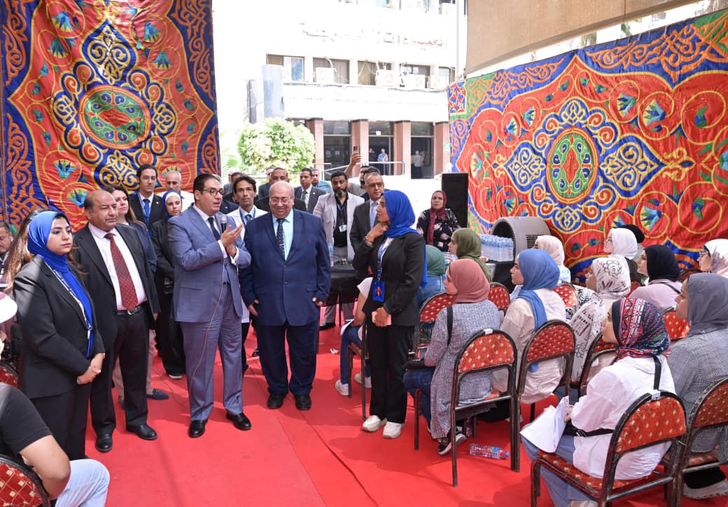 الكشف الطبي على الطلاب الجدد بجامعة القاهرة&nbsp;