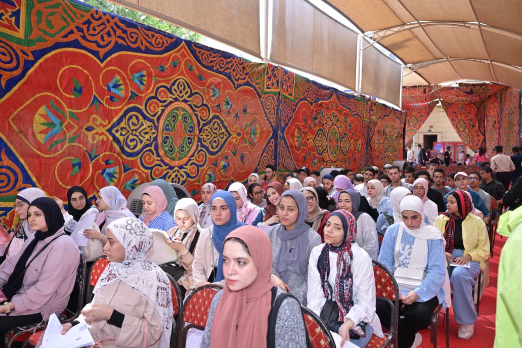 الكشف الطبي على الطلاب الجدد بجامعة القاهرة&nbsp;
