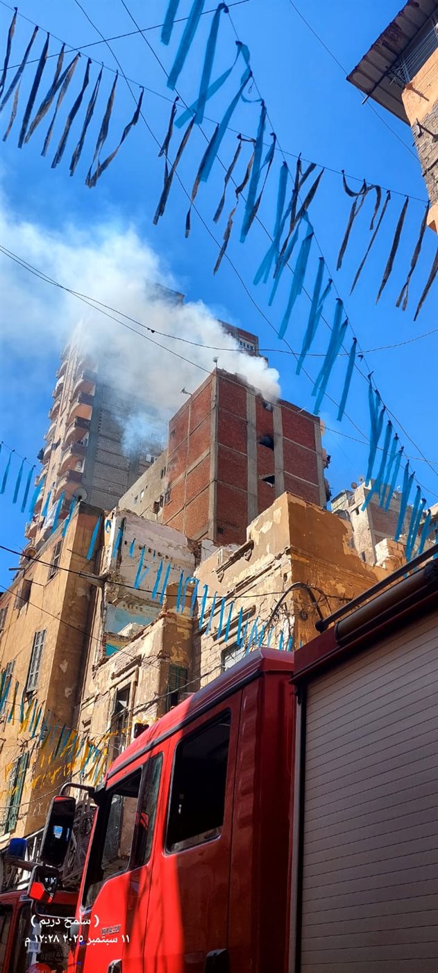 محاولة السيطرة على حريق شقة في الاسكندرية