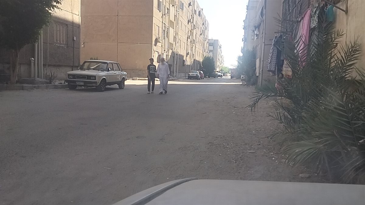 محمود خلال اصطحابه لجارة الكفيف،فيتو