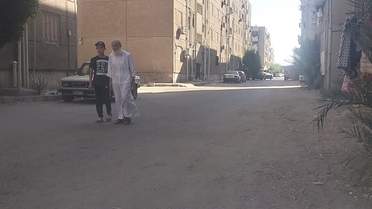 محمود خلال اصطحابه لجارة الكفيف،فيتو