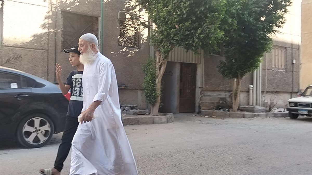 محمود خلال اصطحابه لجارة الكفيف،فيتو