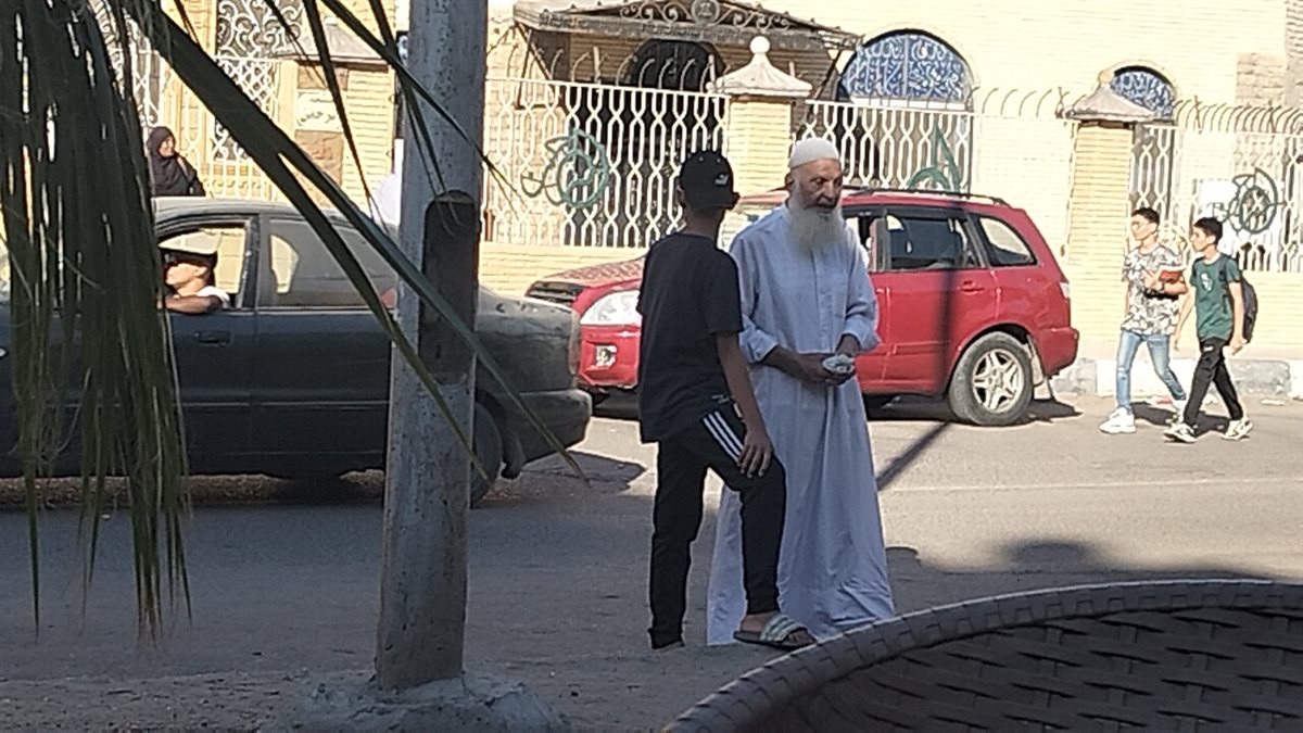 محمود خلال اصطحابه لجارة الكفيف،فيتو