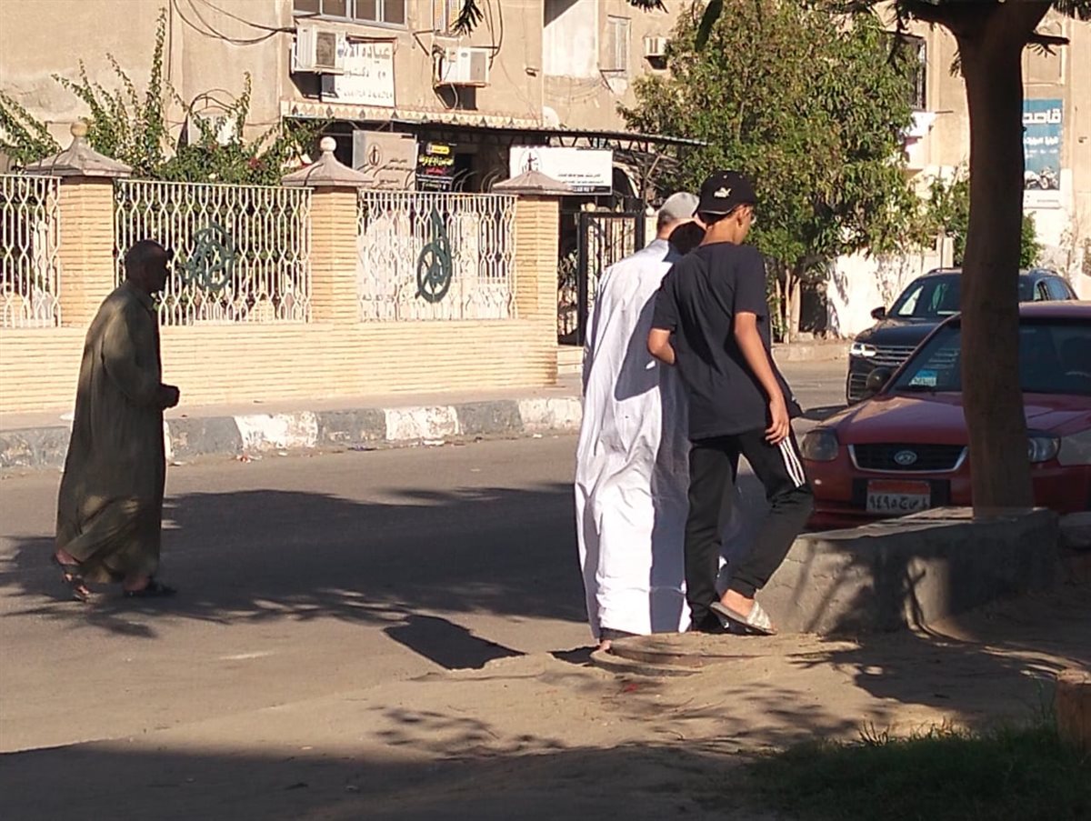 محمود خلال اصطحابه لجارة الكفيف،فيتو