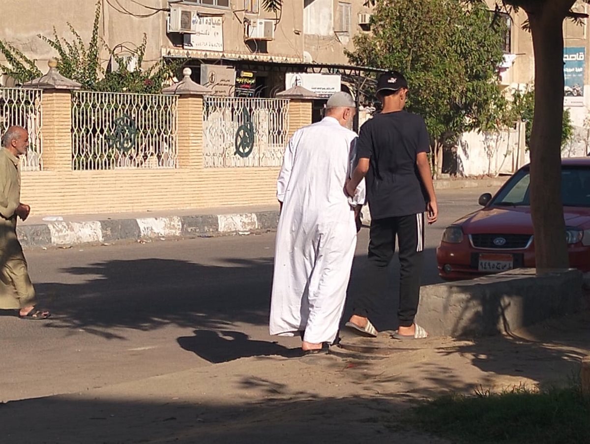 محمود خلال اصطحابه لجارة الكفيف،فيتو