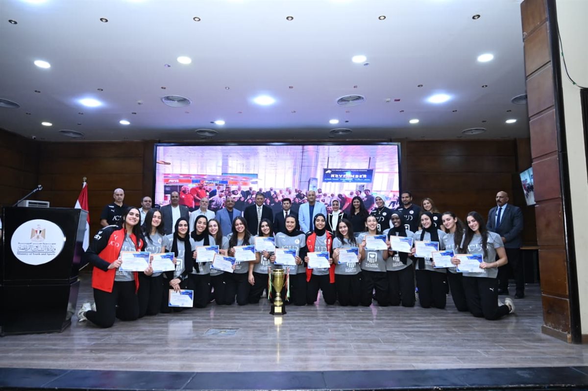 وزير الرياضة يكرم بطلات كرة اليد والسلة بعد التتويج ببطولة أفريقيا للشابات