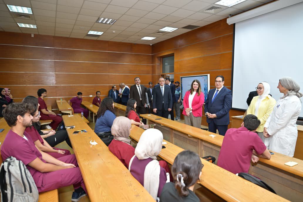 رئيس جامعة القاهرة في جولة بكليات فرع الشيخ زايد