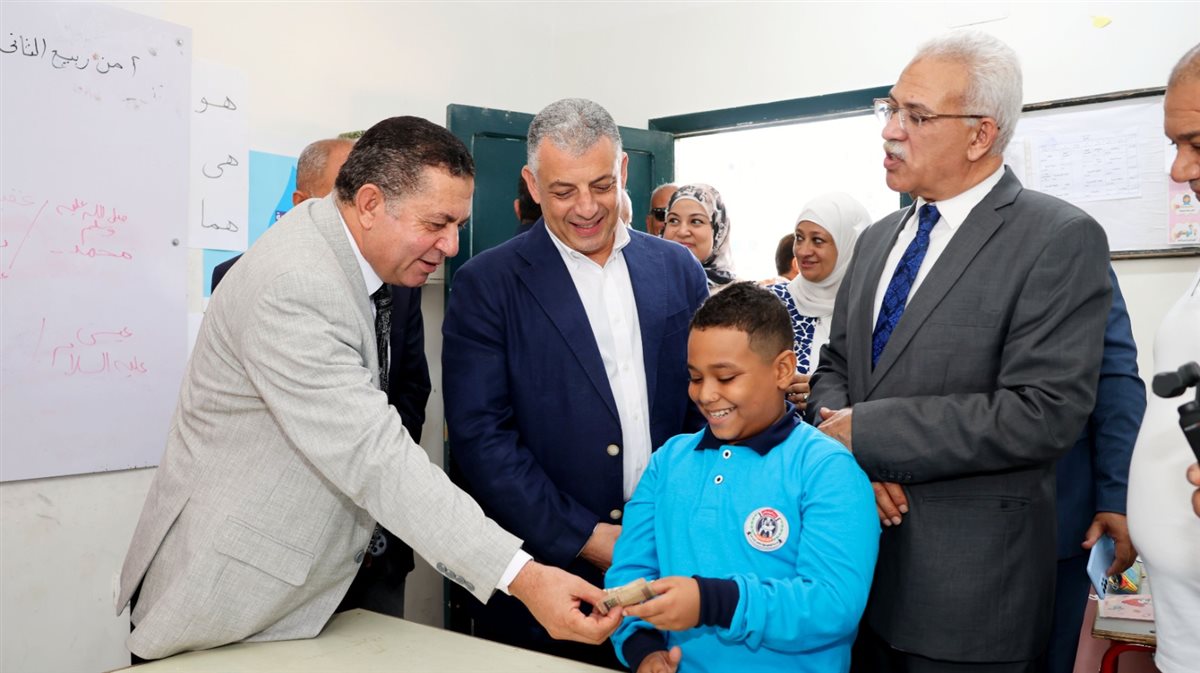 جانب من تقديم المكافئة للطالب، فيتو