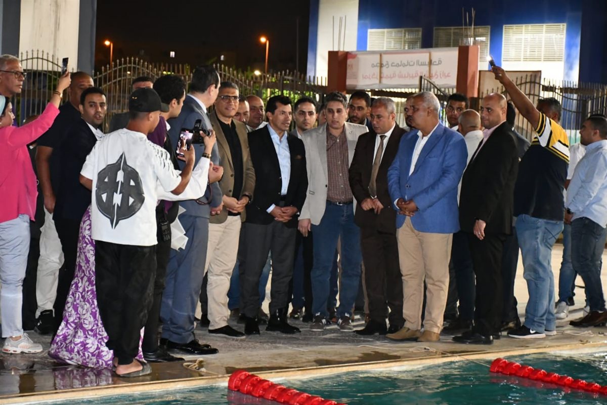 وزير الرياضة خلال افتتاح مجمع حمامات السباحة