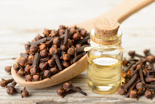 فوائد زيت القرنفل للشعر