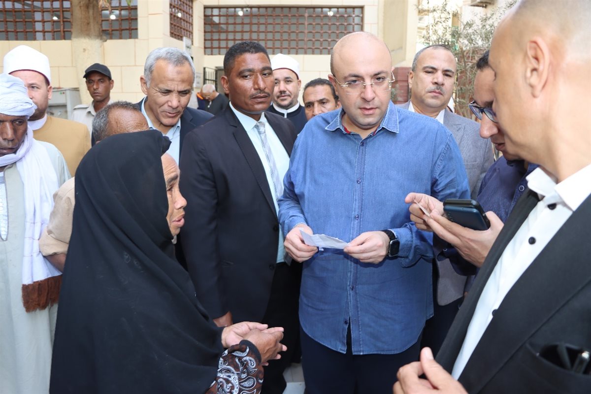 <strong>محافظ بني سويف يلتقي بعض المواطنين عقب صلاة الجمعة</strong>