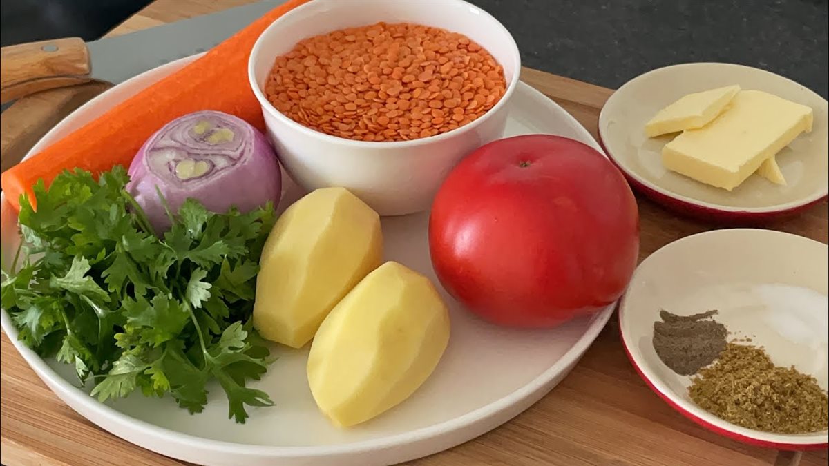 مكونات شوربة العدس بالخضار