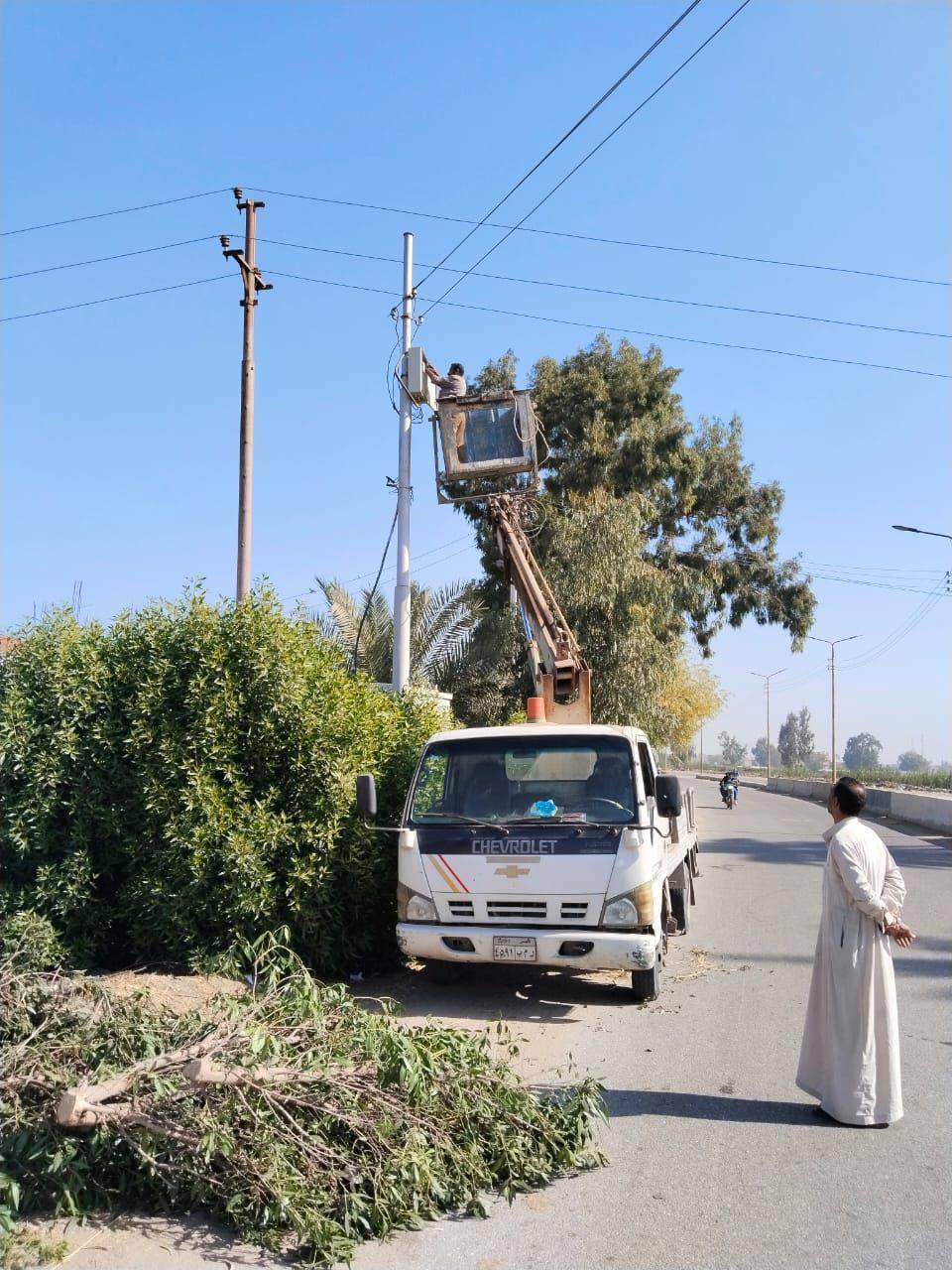 متابعة اصلاح اعمدة الانارة بالزقازيق -فيتو