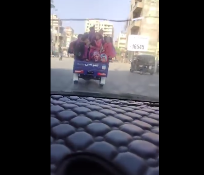 تروسيكل ينقل أطفال المدارس وينذر بكارثة، فيتو