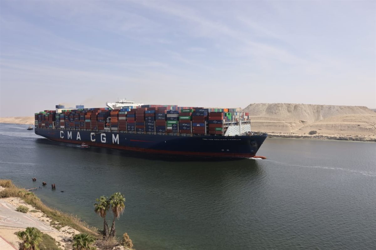 حاملة الحاويات العملاقة خلال عبورها من قناة السويس، فيتو