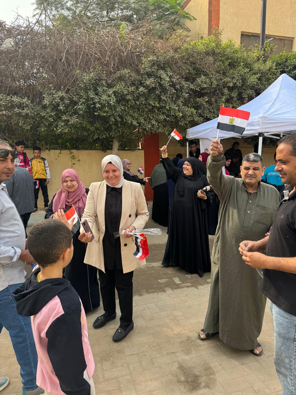 توزيع الاعلام علي المواطنيين بالقليوبية،فيتو